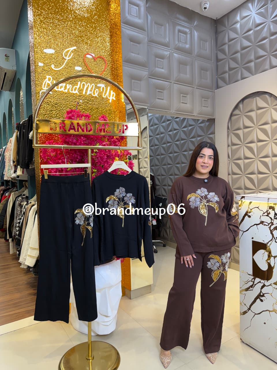 WOOLEN FLOWER GOLDEN SEQUENCE CORD WITH POCKETS (IMP-612)