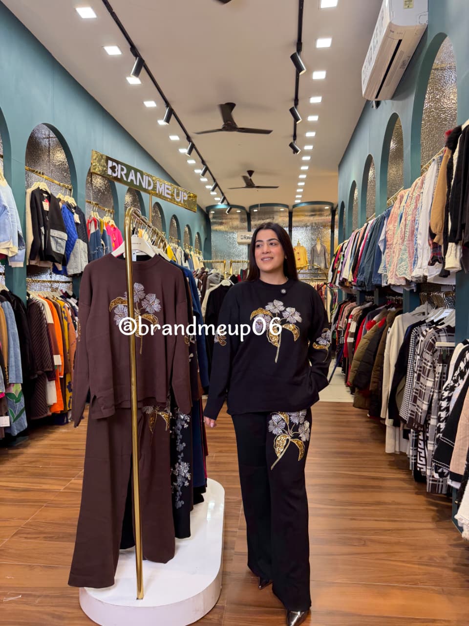 WOOLEN FLOWER GOLDEN SEQUENCE CORD WITH POCKETS (IMP-612)