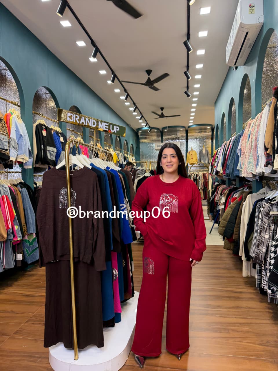 WOOLEN ROSE SEQUENCE CORD WITH POCKETS (IMP-610)